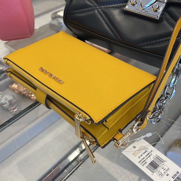 Michael Kors Jet Set Travel Large Double Zip Leather Wristlet phone holder 
NWT - Picture 12 of 16